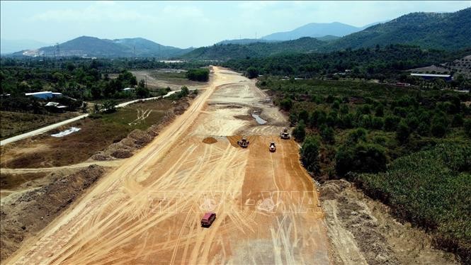 Thi công trên tuyến cao tốc Bắc-Nam đoạn Vân Phong-Nha Trang. Ảnh tư liệu Thi công trên tuyến cao tốc Bắc-Nam đoạn Vân Phong-Nha Trang. Ảnh tư liệu