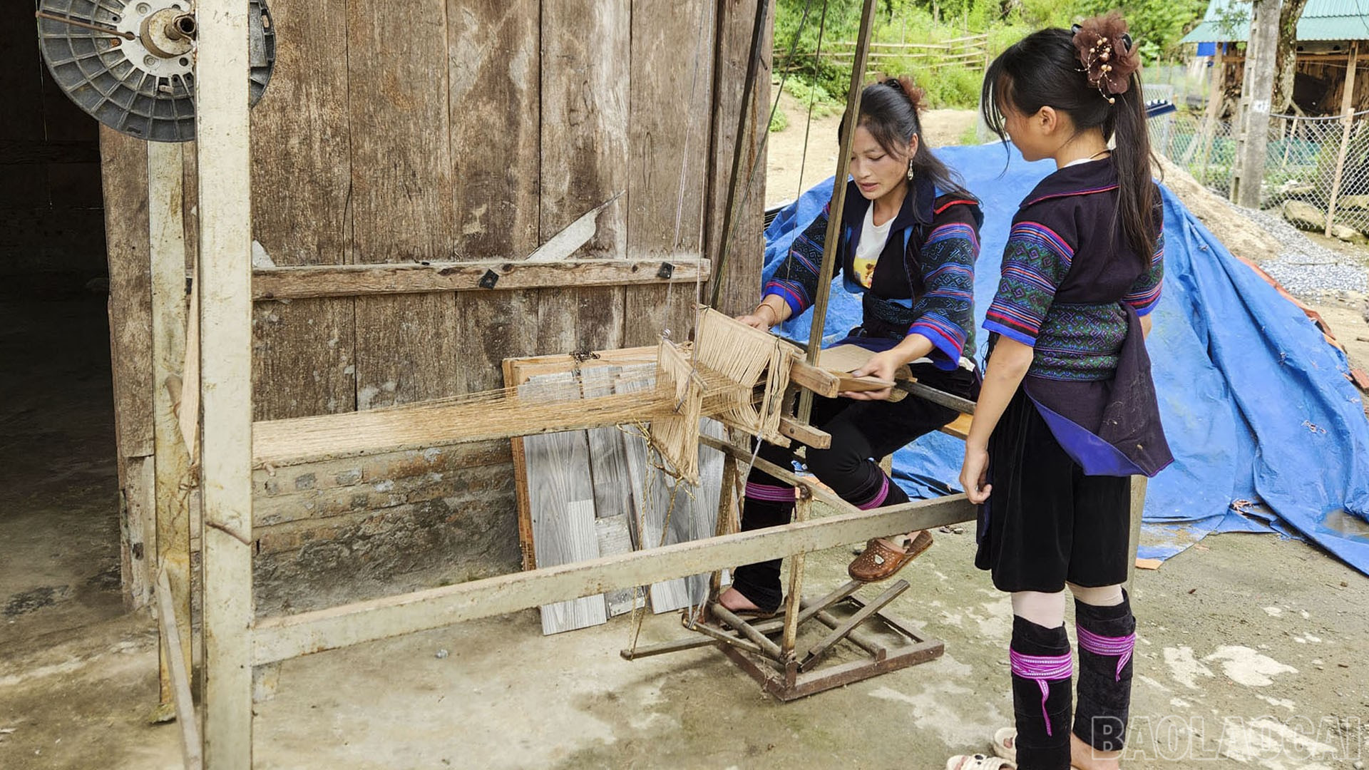 Dệt vải lanh. baolaocai-br_det1.jpg