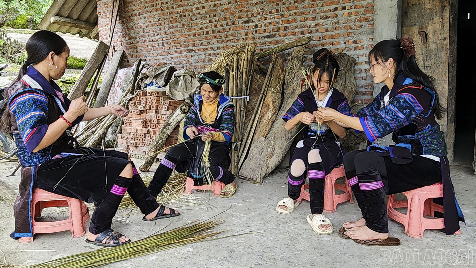 Tước sợi lanh. baolaocai-br_det5.jpg