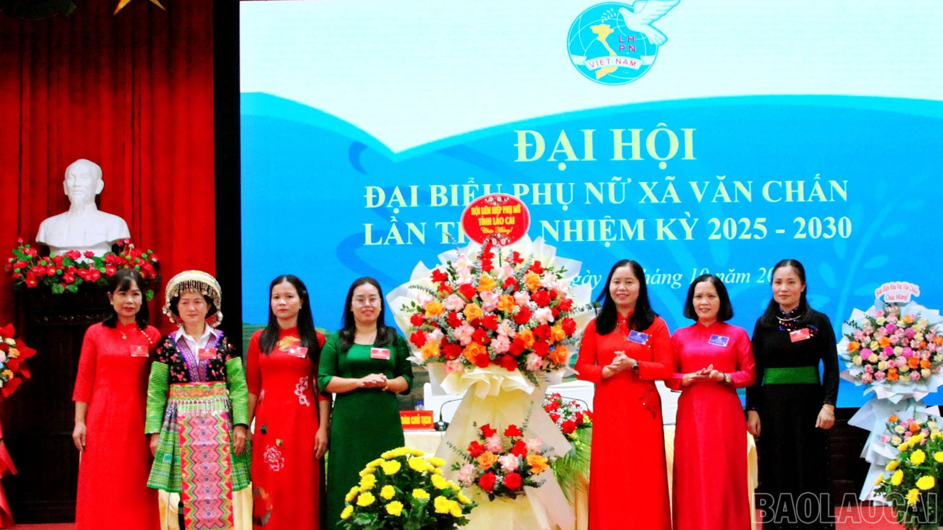 Đại diện lãnh đạo Hội LHPN tỉnh tặng hoa chúc mừng đại hội. baolaocai-br_24-10-phu-nu.jpg
