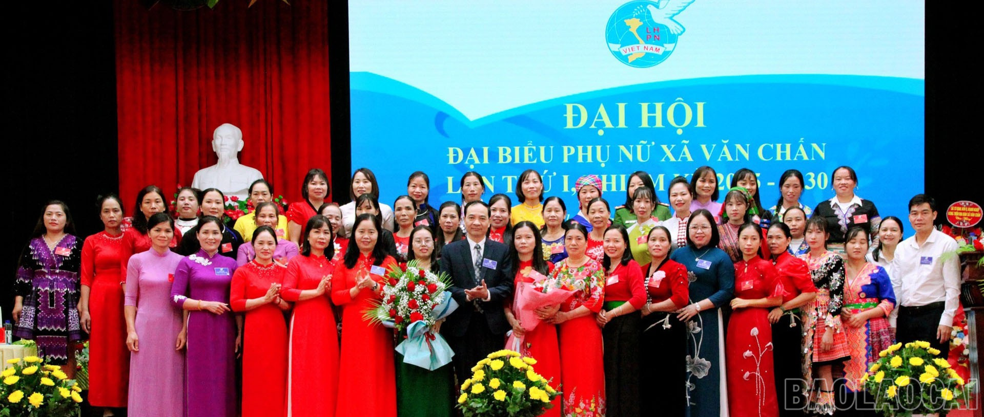 Lãnh đạo Hội LHPN tỉnh và xã Văn Chấn tặng hoa chúc mừng đại hội. baolaocai-br_24-10-phu-nu1.jpg