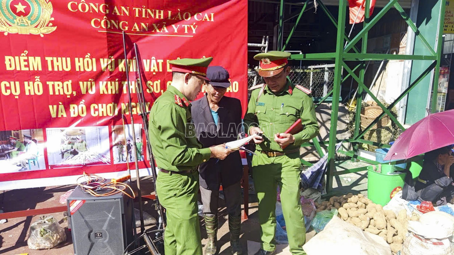 Nhờ làm tốt công tác tuyên truyền, từ đầu năm 2025 đến nay, Công an xã Y Tý đã thu hồi được 106 vũ khí các loại. baolaocai-c_y-ty13.jpg