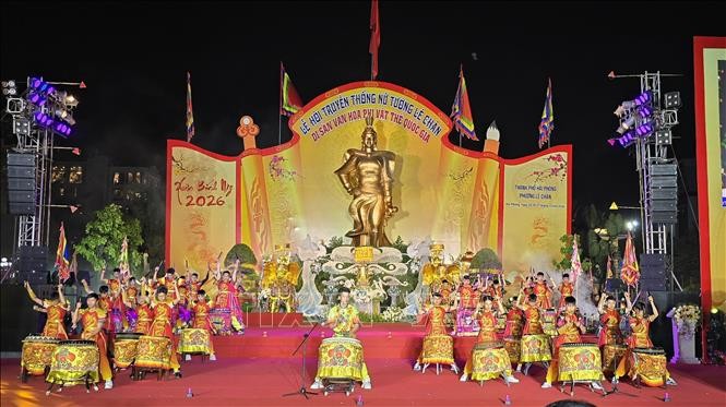 Tiết mục trống hội trong lễ khai mạc.