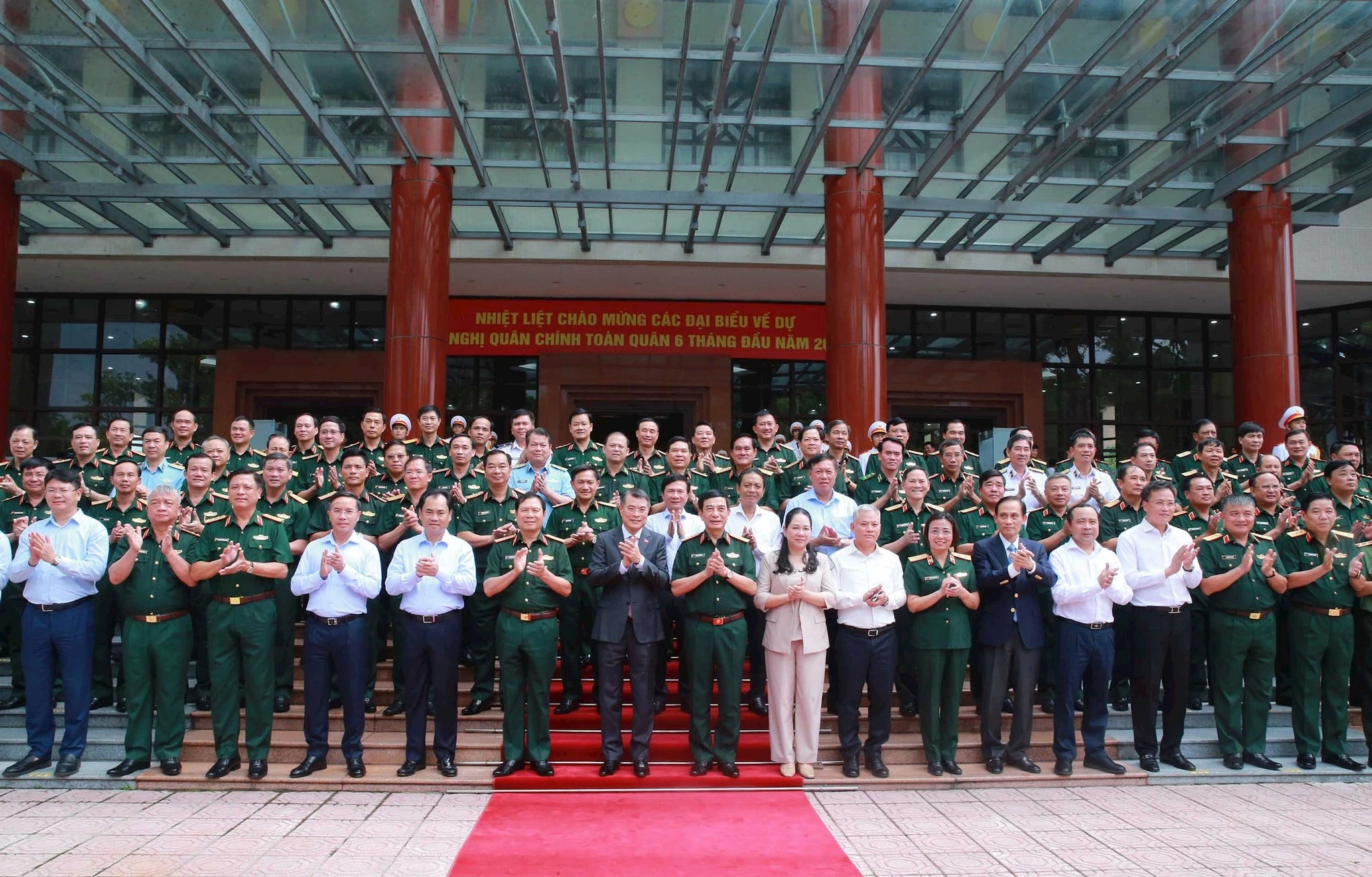 Thủ tướng Chính phủ Lê Minh Hưng, lãnh đạo Bộ Quốc phòng và các đại biểu dự hội nghị. Ảnh: Trọng Đức