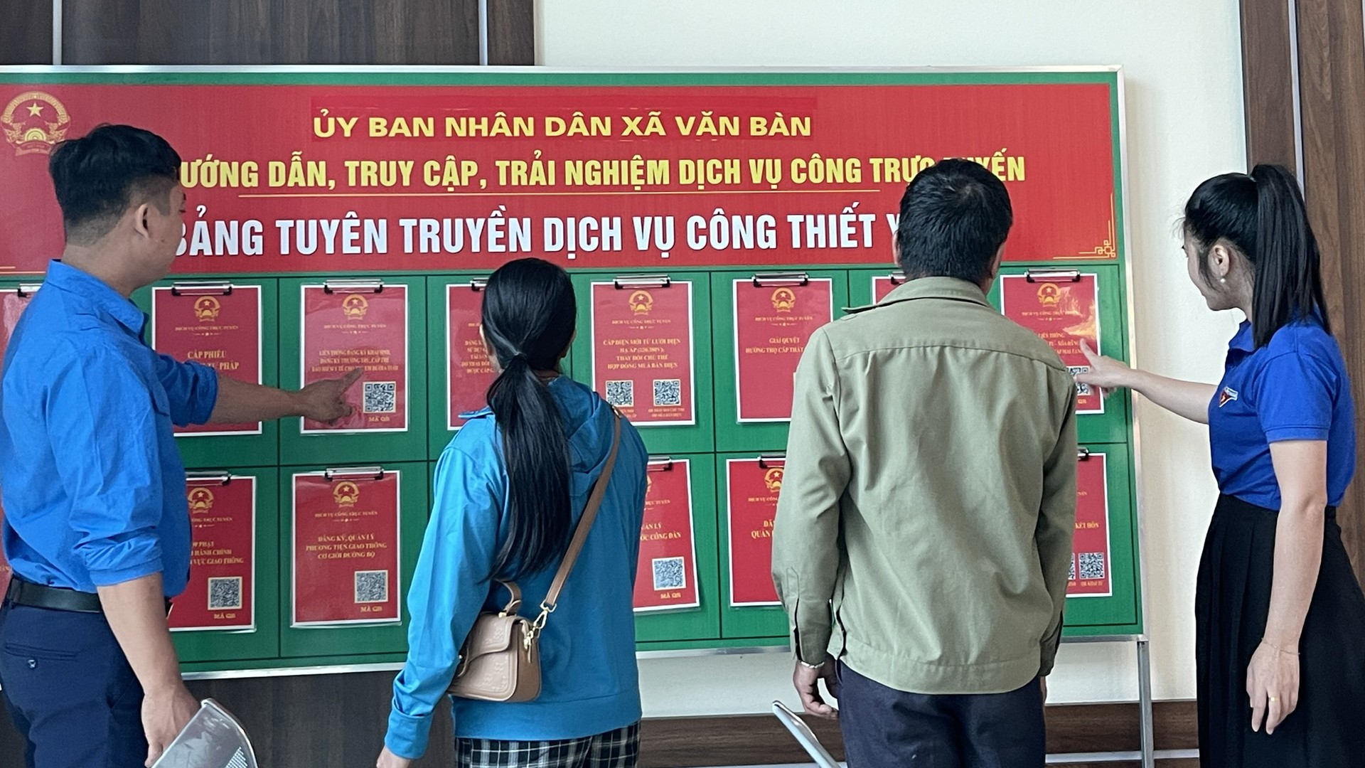 Người dân tìm hiểu các thủ tục hành chính được công khai niêm yết tại trụ sở Trung tâm Phục vụ hành chính công xã Văn Bàn. 11-7-3-thanhnien.jpg