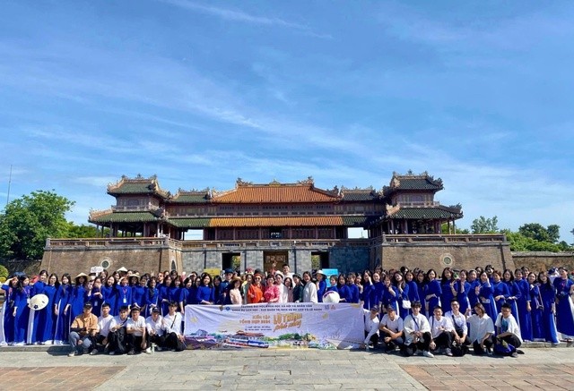 Sinh viên ngành Quản trị Dịch vụ Du lịch và Lữ hành trong chuyến đi thực tế Kiến tập tổng hợp tại Đại Nội Huế. Sinh viên ngành Quản trị Dịch vụ Du lịch và Lữ hành trong chuyến đi thực tế Kiến tập tổng hợp tại Đại Nội Huế.