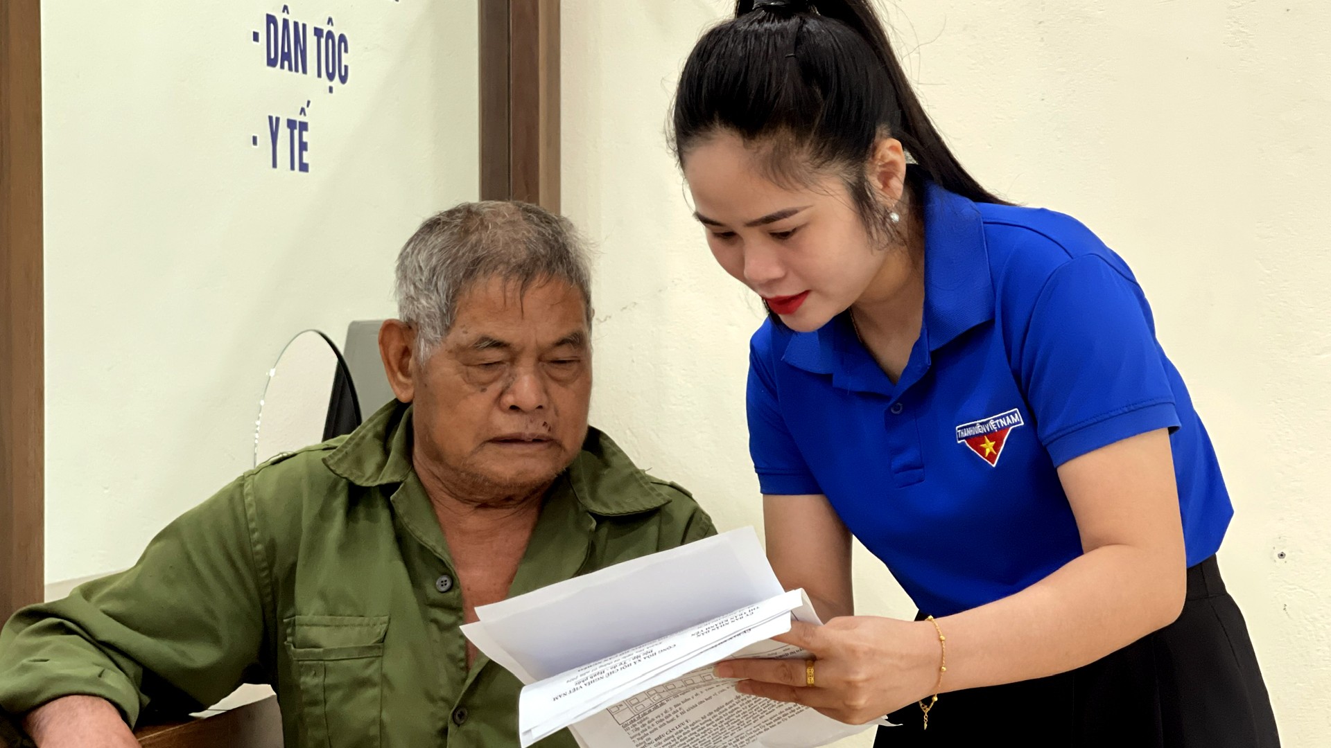 Lực lượng đoàn viên, thanh niên hỗ trợ, giúp đỡ người dân tới giao dịch. 11-7-4huongdan.jpg