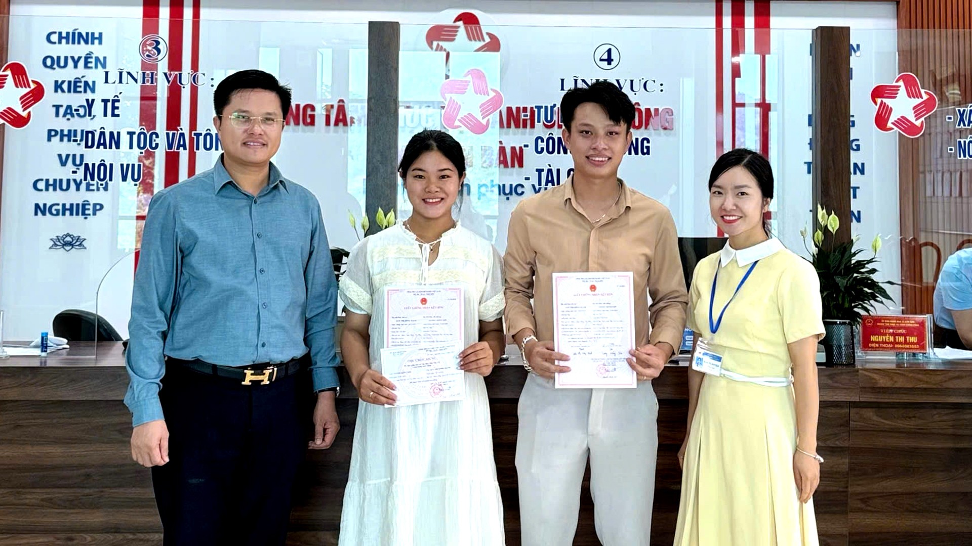 Vợ chồng chị Lưu Thị Hồng Hạnh và anh Lương Hồng Sơn hạnh phúc trong ngày đăng ký kết hôn. 11-7-5quyetdinh.jpg