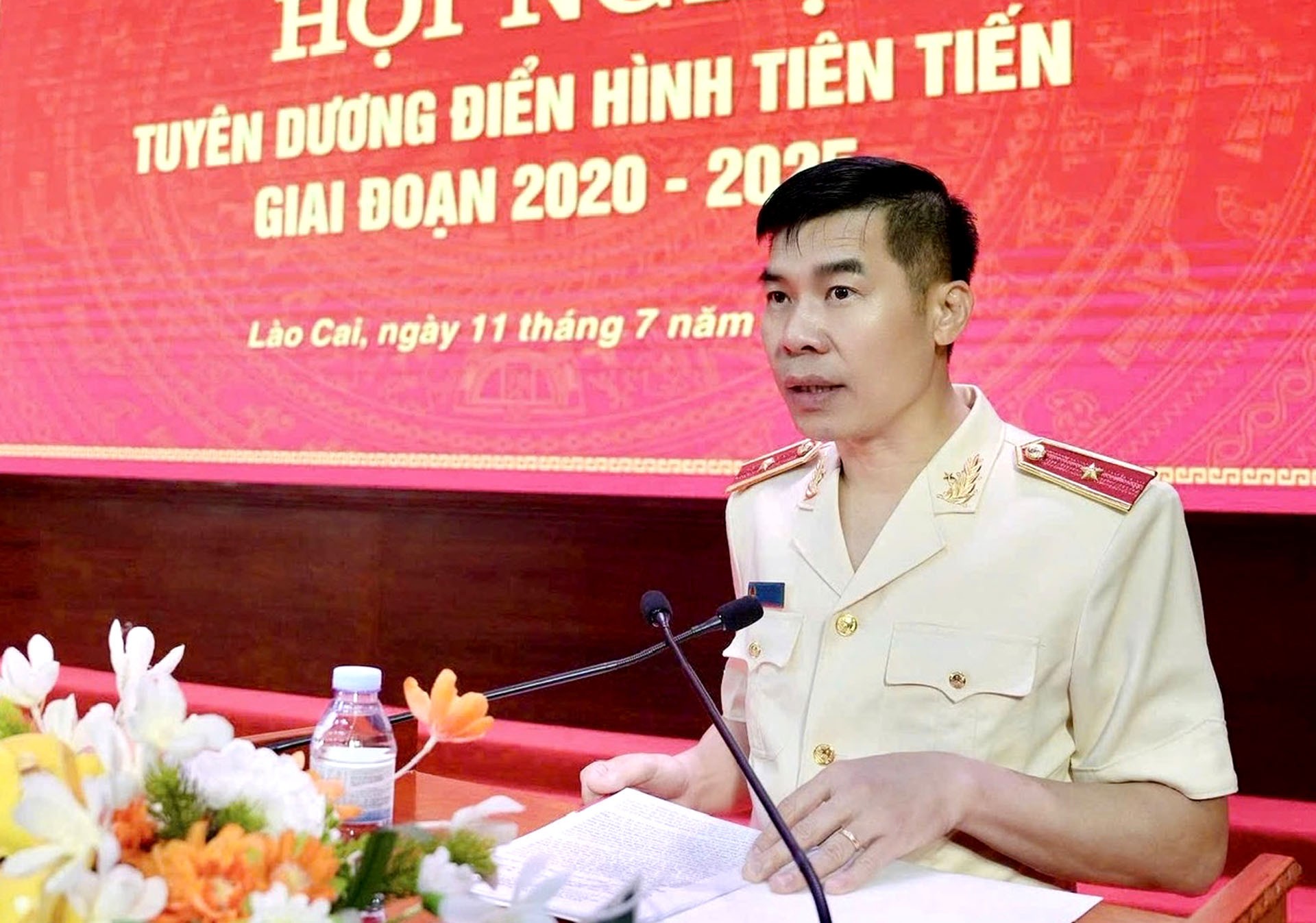 Thiếu tướng Cao Minh Huyền, Ủy viên Ban Thường vụ Tỉnh ủy, Bí thư Đảng ủy, Giám đốc Công an tỉnh phát biểu tại Hội nghị. 11-7-giamdoc.jpg