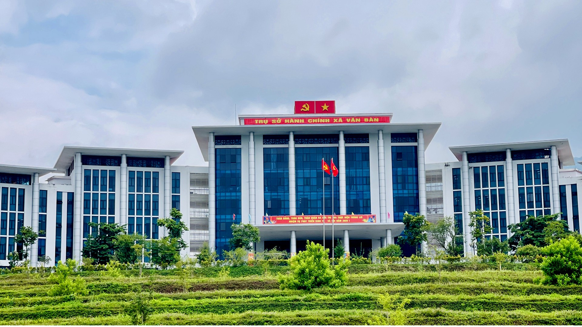 Trụ sở hành chính xã Văn Bàn khang trang. 11-7-1tru-so.jpg