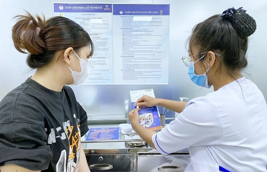 Nhân viên y tế tư vấn tiêm vắc xin phòng bệnh dại cho người dân tại Hệ thống tiêm chủng VNVC.