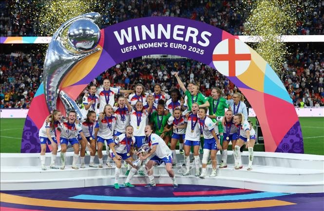 Giây phút đăng quang ngôi vô địch UEFA Women's Euro 2025 của tuyển nữ Anh tại Basel, Thuỵ Sĩ ngày 27/7/2025. Giây phút đăng quang ngôi vô địch UEFA Women's Euro 2025 của tuyển nữ Anh tại Basel, Thuỵ Sĩ ngày 27/7/2025.
