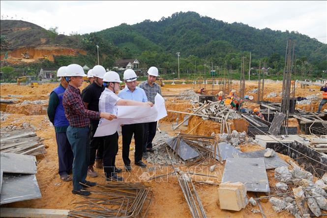 Đơn vị chủ đầu tư kiểm tra công tác thi công tại dự án Trường Phổ thông nội trú liên cấp tiểu học và trung học cơ sở Sơn Kim 1 (xã Sơn Kim 1, tỉnh Hà Tĩnh).