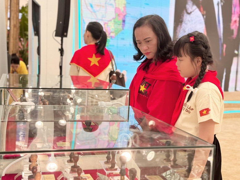Câu chuyện về những con dấu đặc biệt hấp dẫn người xem ở nhiều lứa tuổi. Câu chuyện về những con dấu đặc biệt hấp dẫn người xem ở nhiều lứa tuổi.