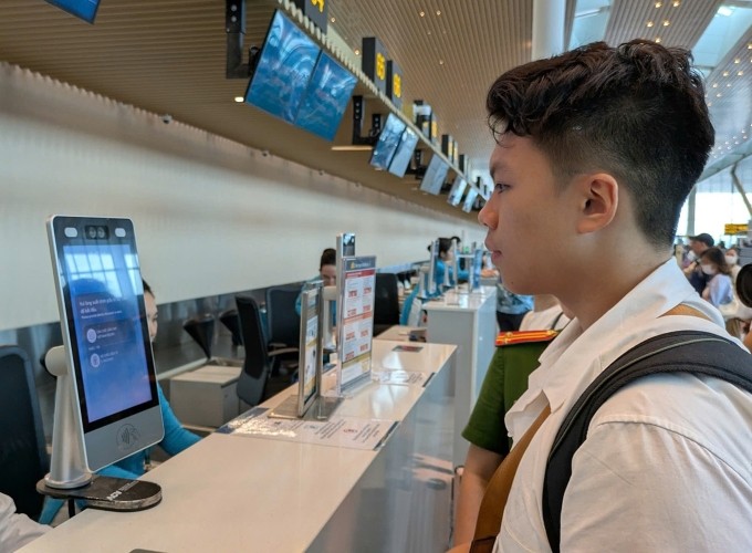 Khách làm thủ tục xác thực khuôn mặt tại ga T3 ngày 26/7. Khách làm thủ tục xác thực khuôn mặt tại ga T3 ngày 26/7.
