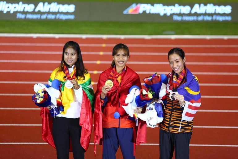 Từ cô gái nghèo sạm nắng chạy xe ôm mưu sinh đến nhà vô địch SEA Games, Thu Trang là biểu tượng rực rỡ của ý chí người trẻ dám nghĩ dám làm.