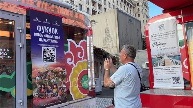 Du khách tìm hiểu thông tin du lịch tại sự kiện.