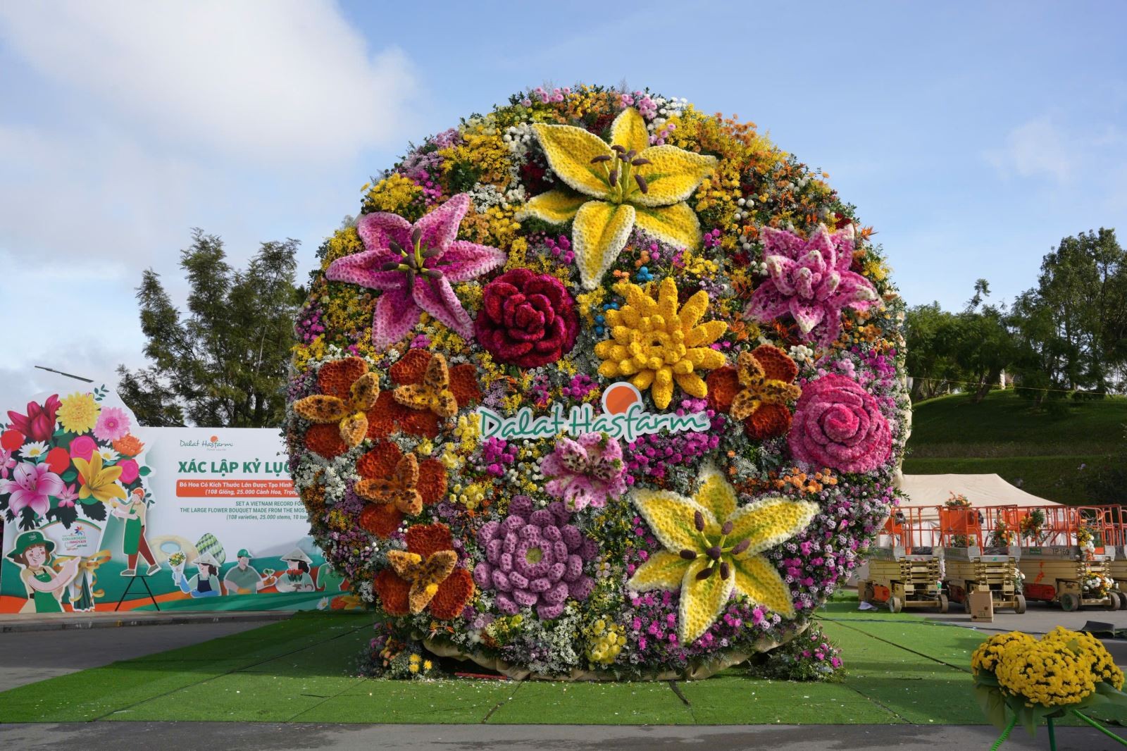 Bó hoa có chiều dài 12,5 mét, đường kính mặt bó 8 mét, đường kính phần cuối 2 mét với tổng trọng lượng ước tính khoảng 10 tấn.