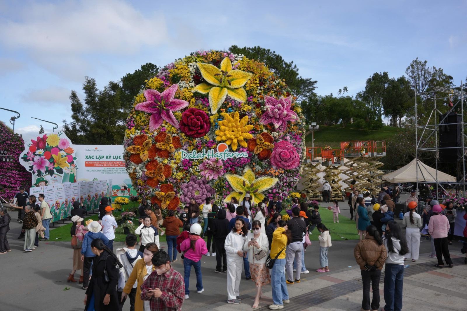 Sau lễ xác lập kỷ lục, khá đông người dân và du khách đến "check in" với bó hoa.