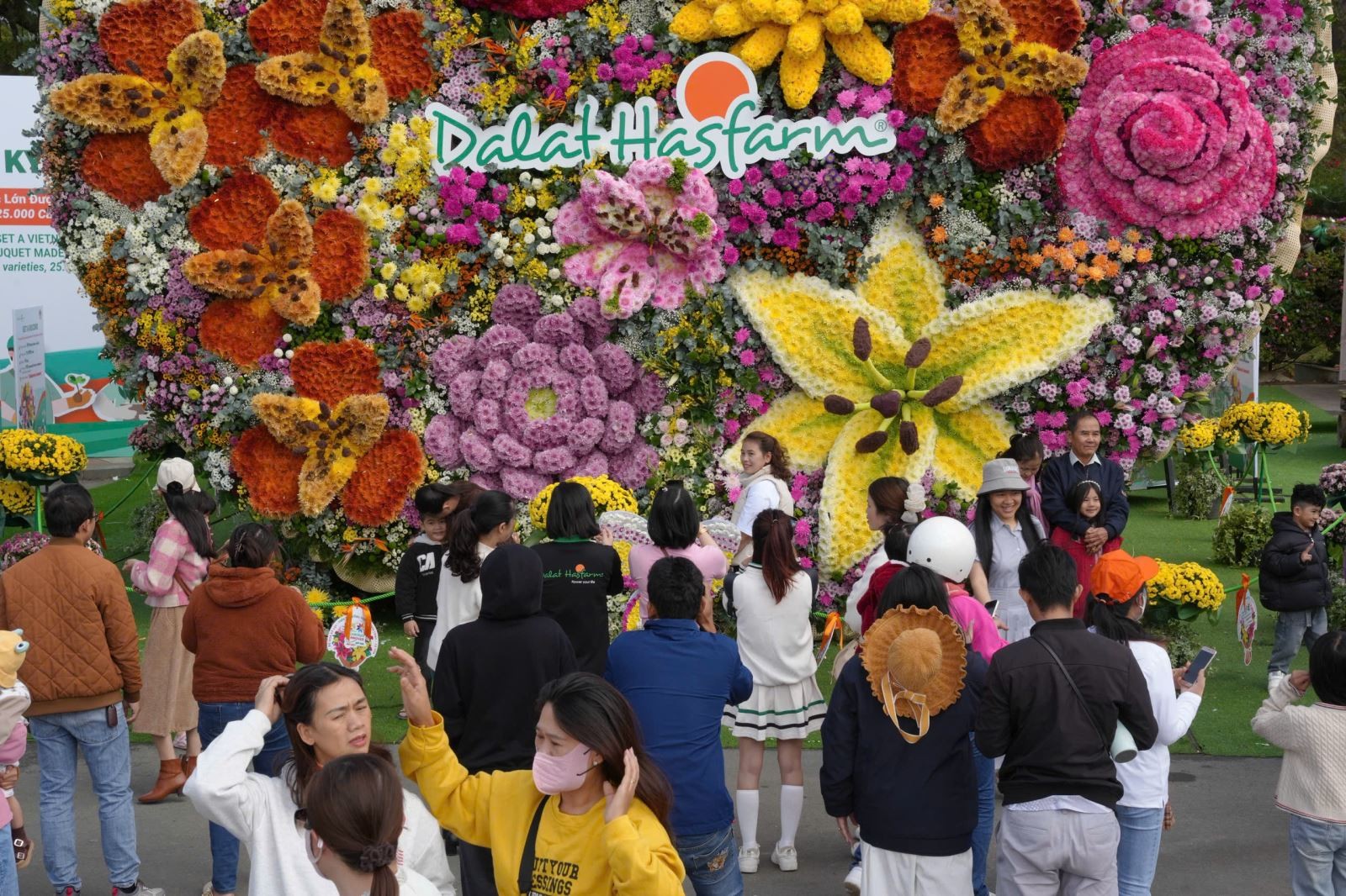 Bó hoa thu hút sự quan tâm của du khách ngay khi bắt đầu thực hiện.