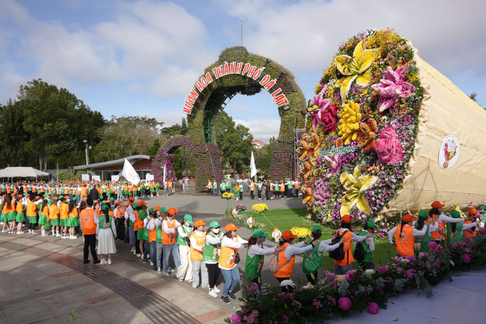Các nghệ nhân và kỹ thuật viên vui mừng sau khi thực hiện công trình bó hoa rực rỡ, lớn nhất Việt Nam.