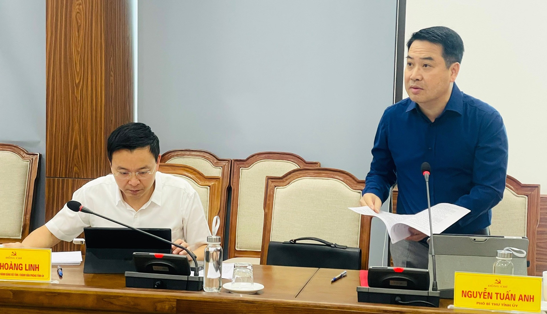 Đồng chí Phó Bí thư Tỉnh ủy Nguyễn Tuấn Anh tham gia góp ý vào văn kiện Đại hội Đảng bộ các xã. 30-7-ongtuan-anh.jpg