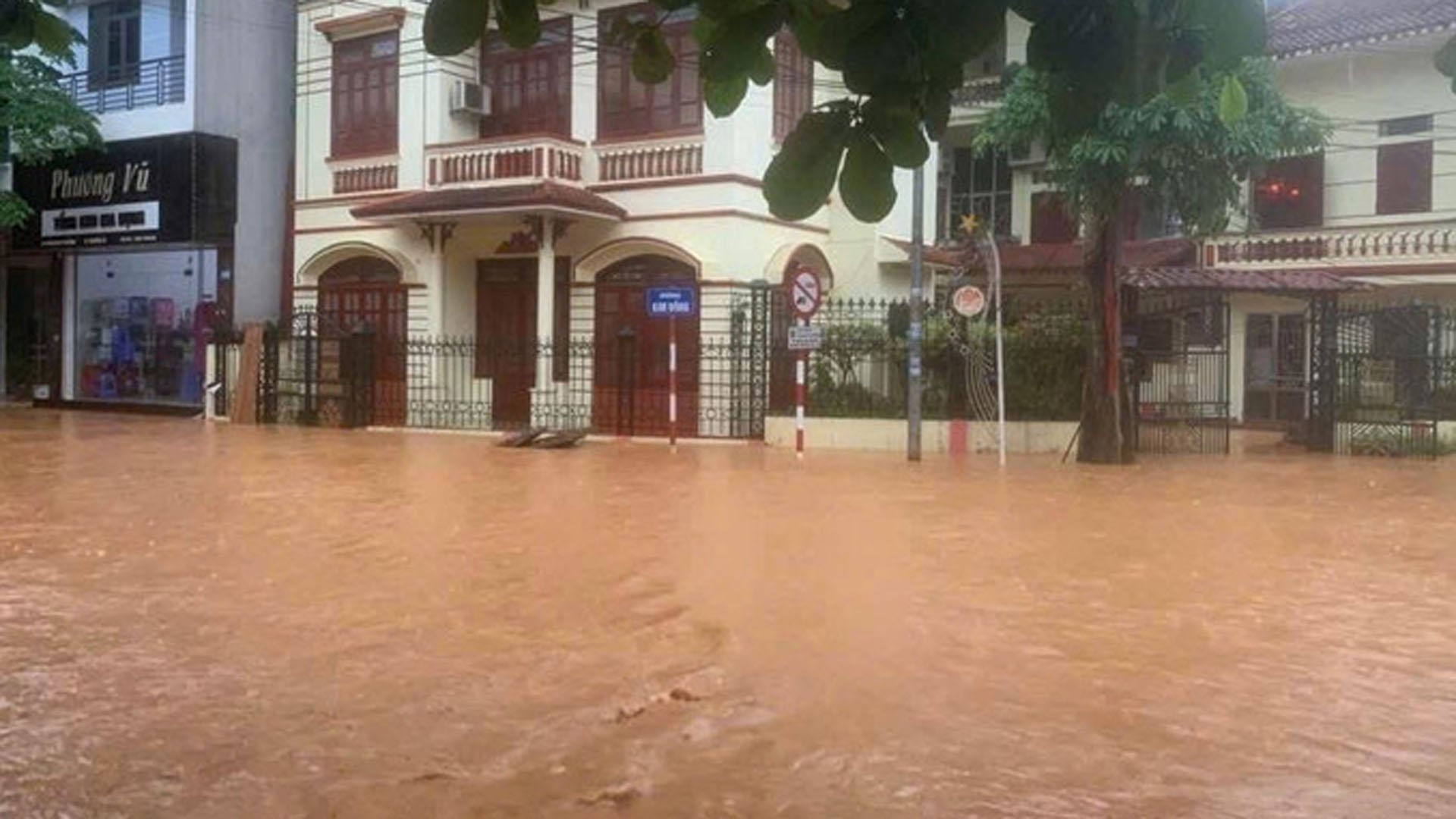 Mưa rào và dông sẽ xuất hiện đêm 30/7 ở một số khu vực tỉnh Lào Cai. (Ảnh minh họa) 30-7-mua-ngap2.jpg