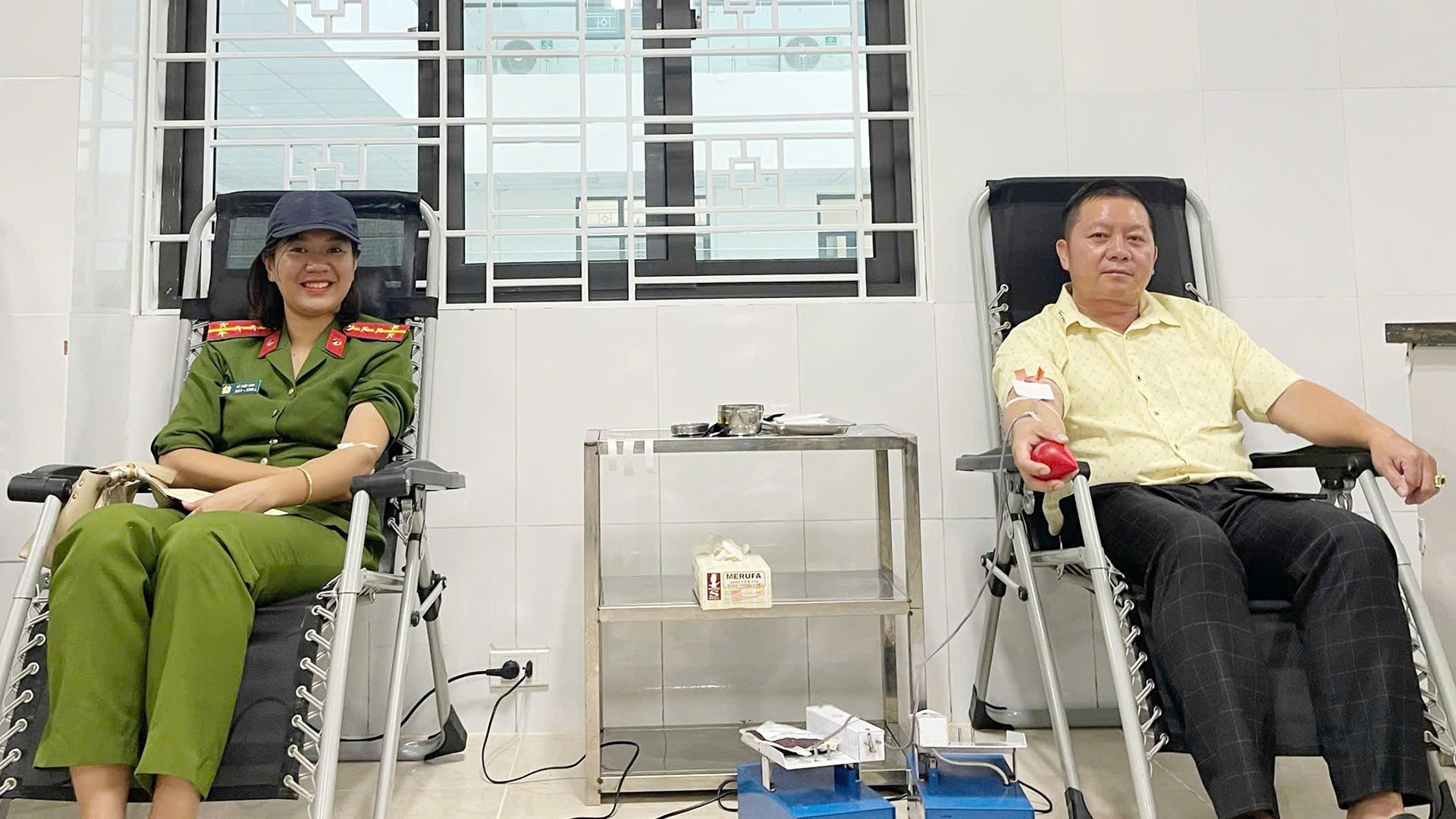 Nhiều cán bộ công chức, viên chức, lực lượng vũ trang tham gia hiến máu. 30-7-tiepmau.jpg