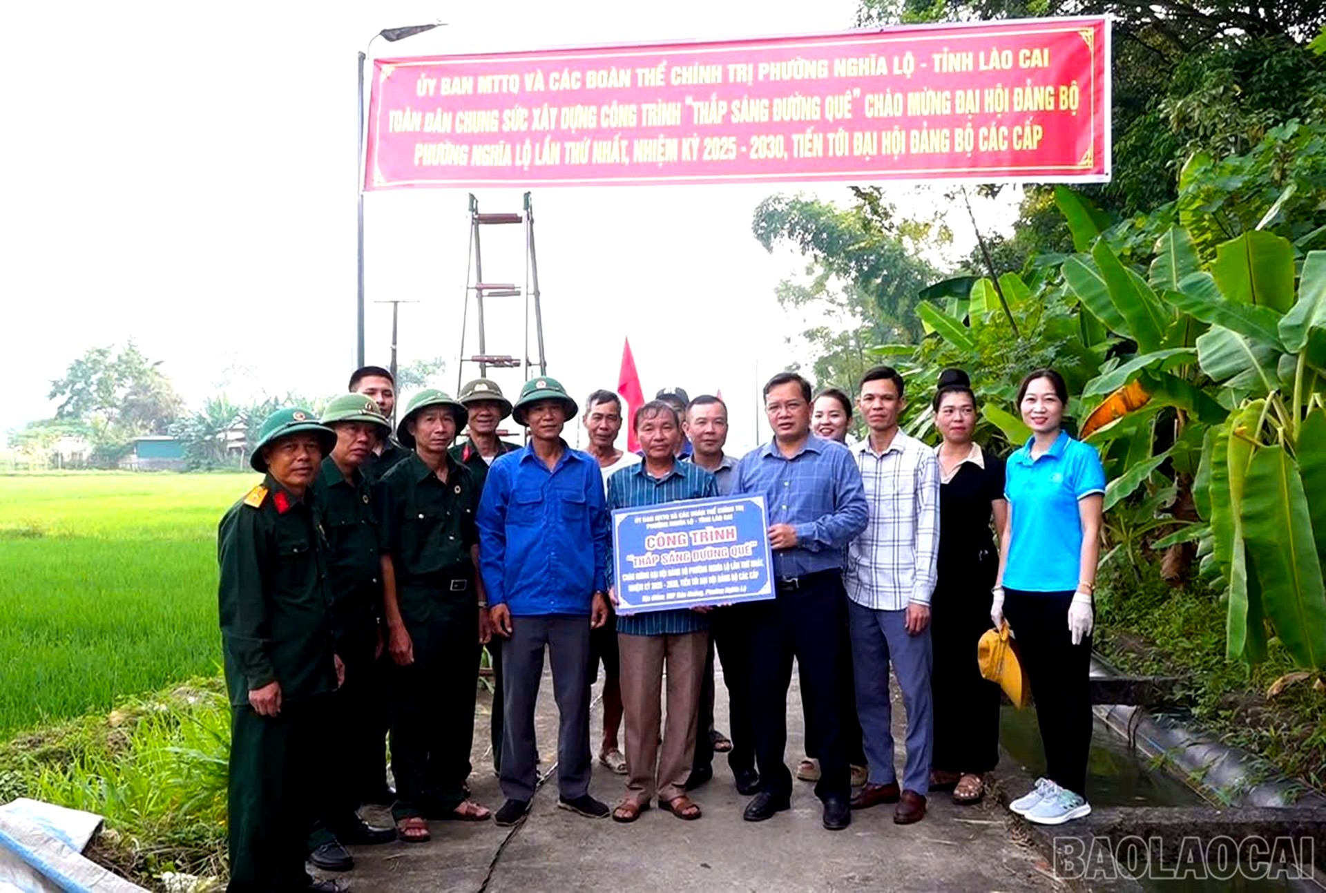 Hội Nông dân phường phối hợp với Ủy ban MTTQ, các đoàn thể chính trị – xã hội trao biển công trình “Thắp sáng đường quê” cho Chi bộ tổ dân phố Bản Noỏng. 30-7-khanhtanh.jpg