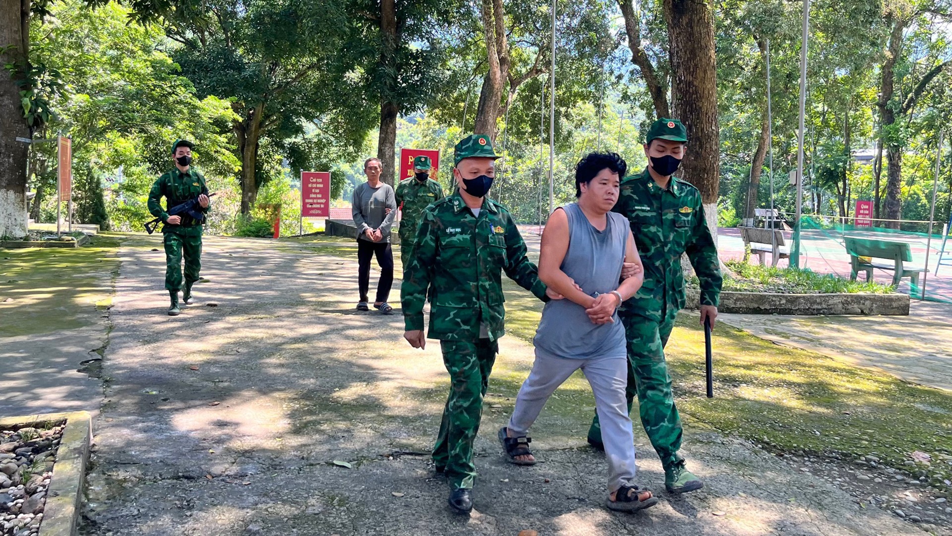 Các đối tượng buôn bán ma túy bị dẫn giải tới cơ quan điều tra. 30-7-ba2t.jpg