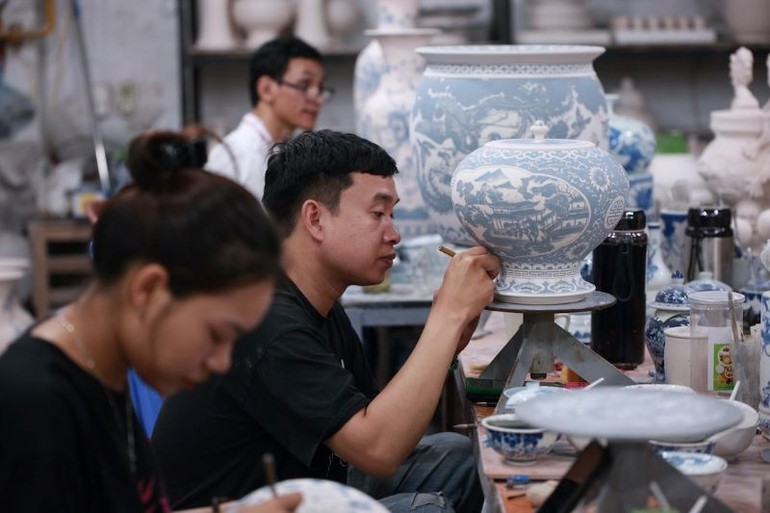 Làng gốm cổ Kim Lan đang dần trở thành điểm du lịch hấp dẫn. (Ảnh: ĐỨC HIỆP)