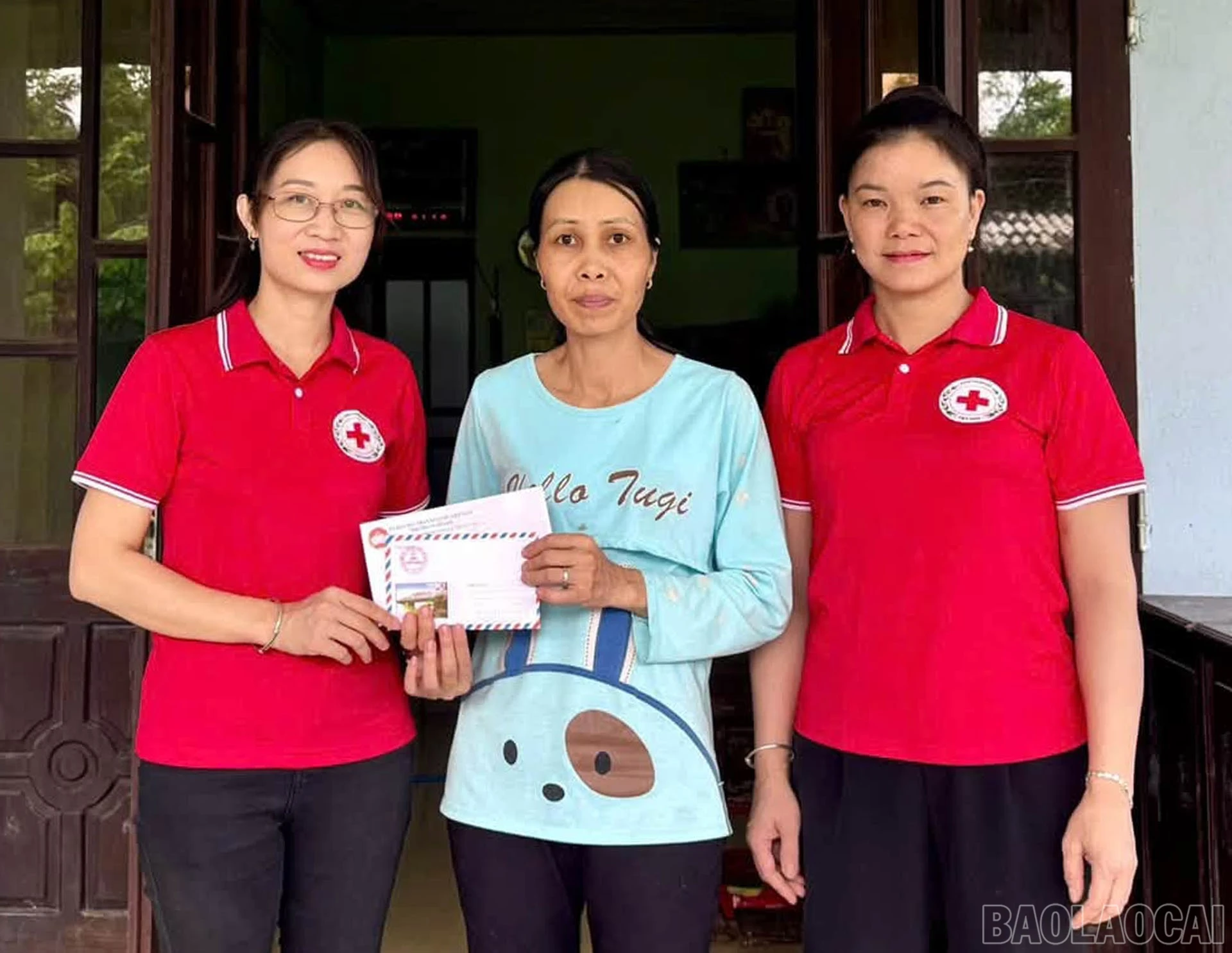 Đoàn công tác trao quà cho các gia đình có người hoạt động kháng chiến bị nhiễm chất độc hóa học và con đẻ người nhiễm chất độc hóa học.