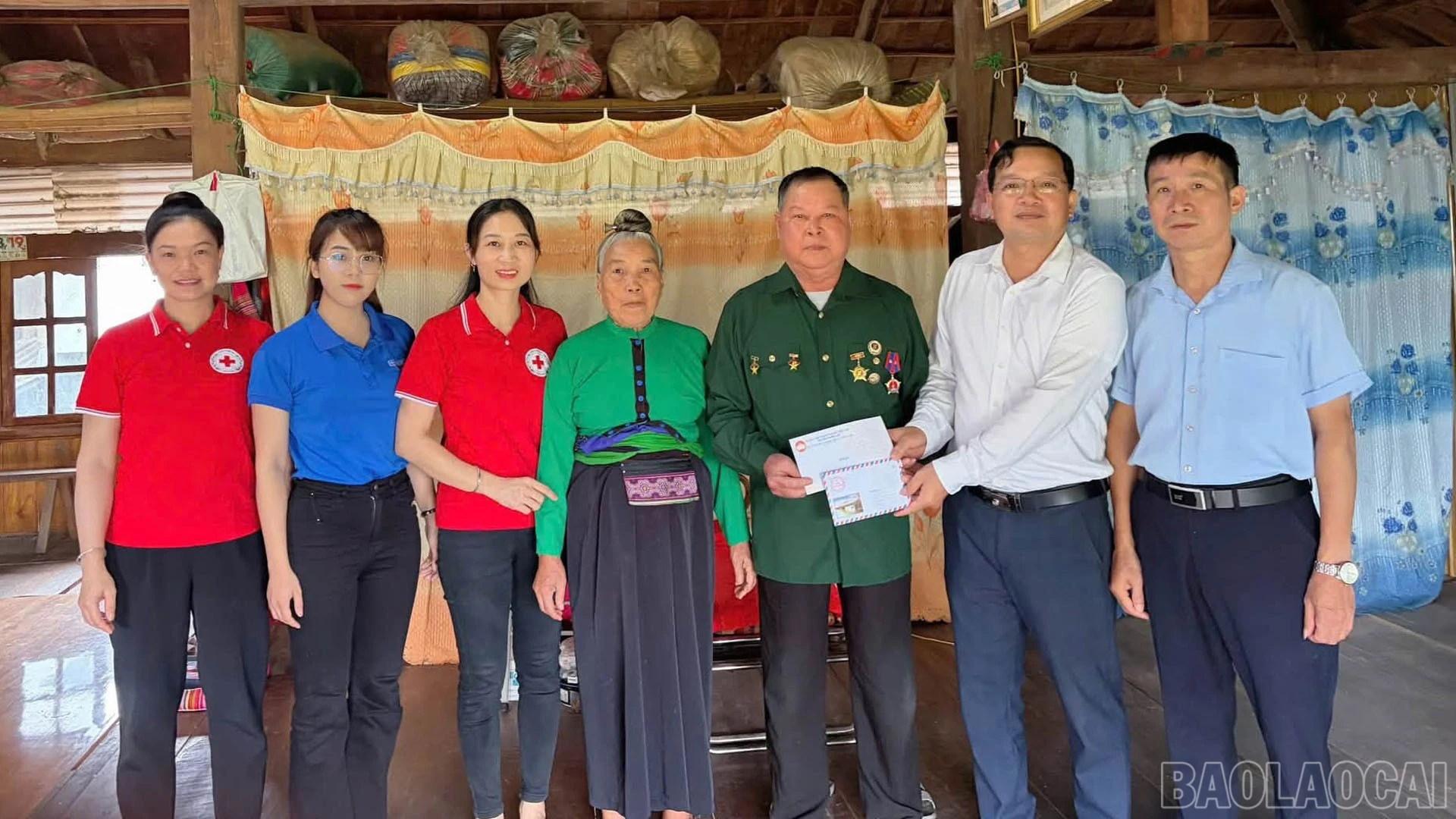 Đồng chí Vi Ngọc Chình - Chủ tịch Ủy ban MTTQ Việt Nam phường Nghĩa Lộ tặng quà cho gia đình có người hoạt động kháng chiến bị nhiễm chất độc hóa học.