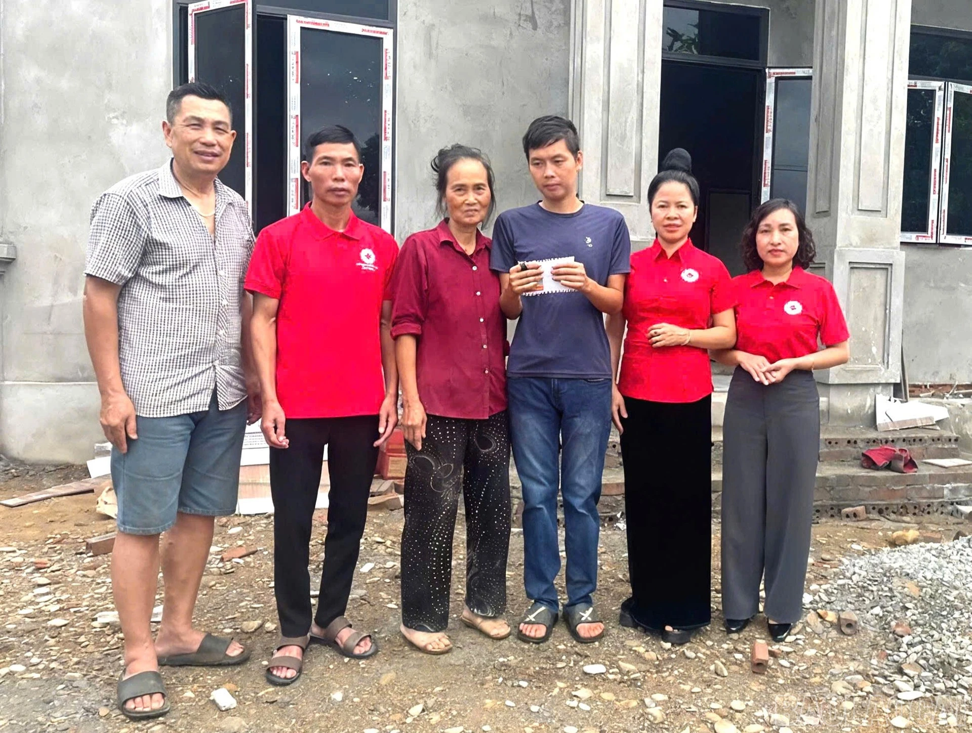 Anh Bùi Cảnh Hưng bên ngôi nhà mới được thụ hưởng chính sách hỗ trợ xóa nhà tạm, nhà dột nát của tỉnh.