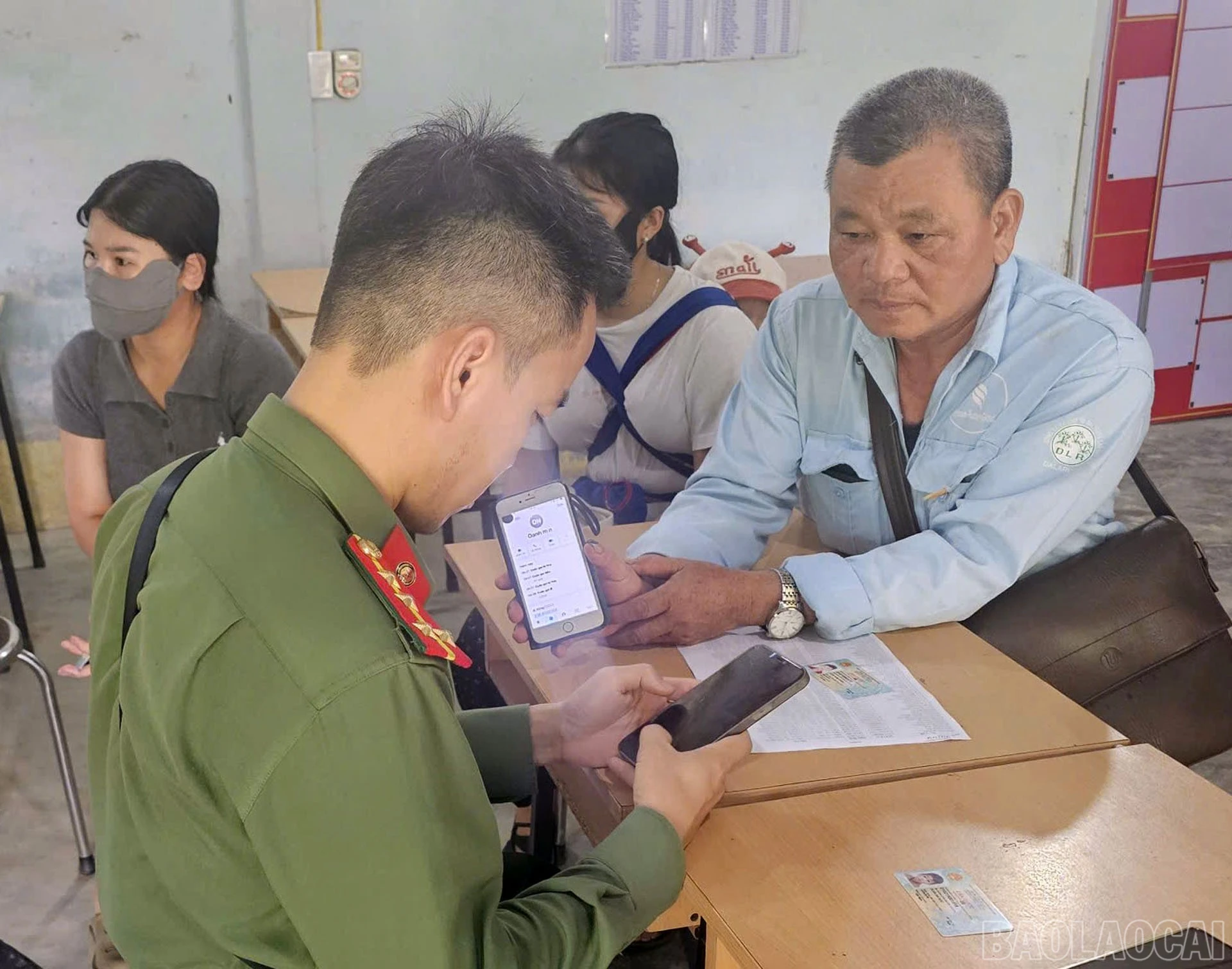 Hướng dẫn cán bộ thôn bản giúp Nhân dân kích hoạt tài khoản định danh điện tử mức độ 2.