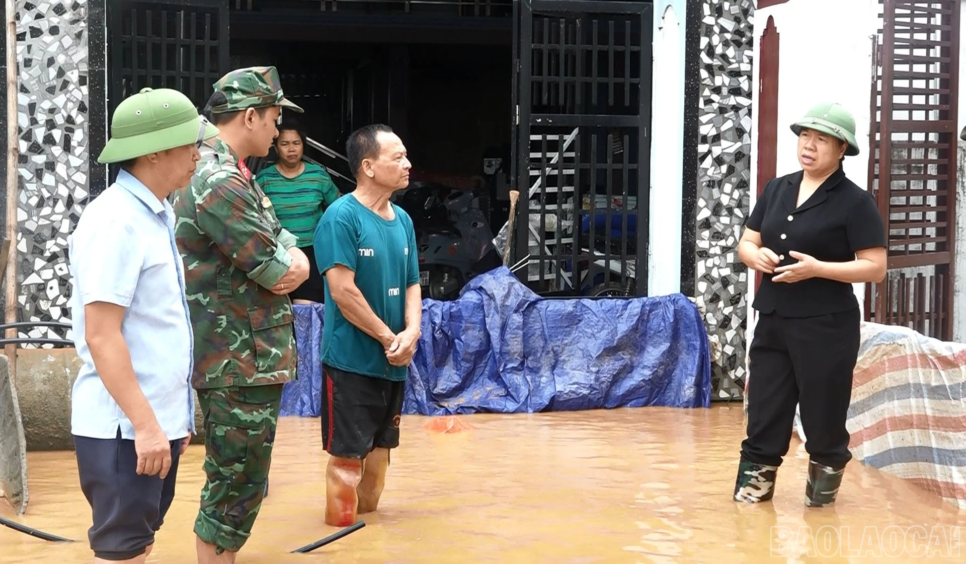 baolaocai-br_lanh-dao-phuong-tham-hoi-nam-tinh-hinh-cac-gia-dinh-bi-anh-huong.jpg