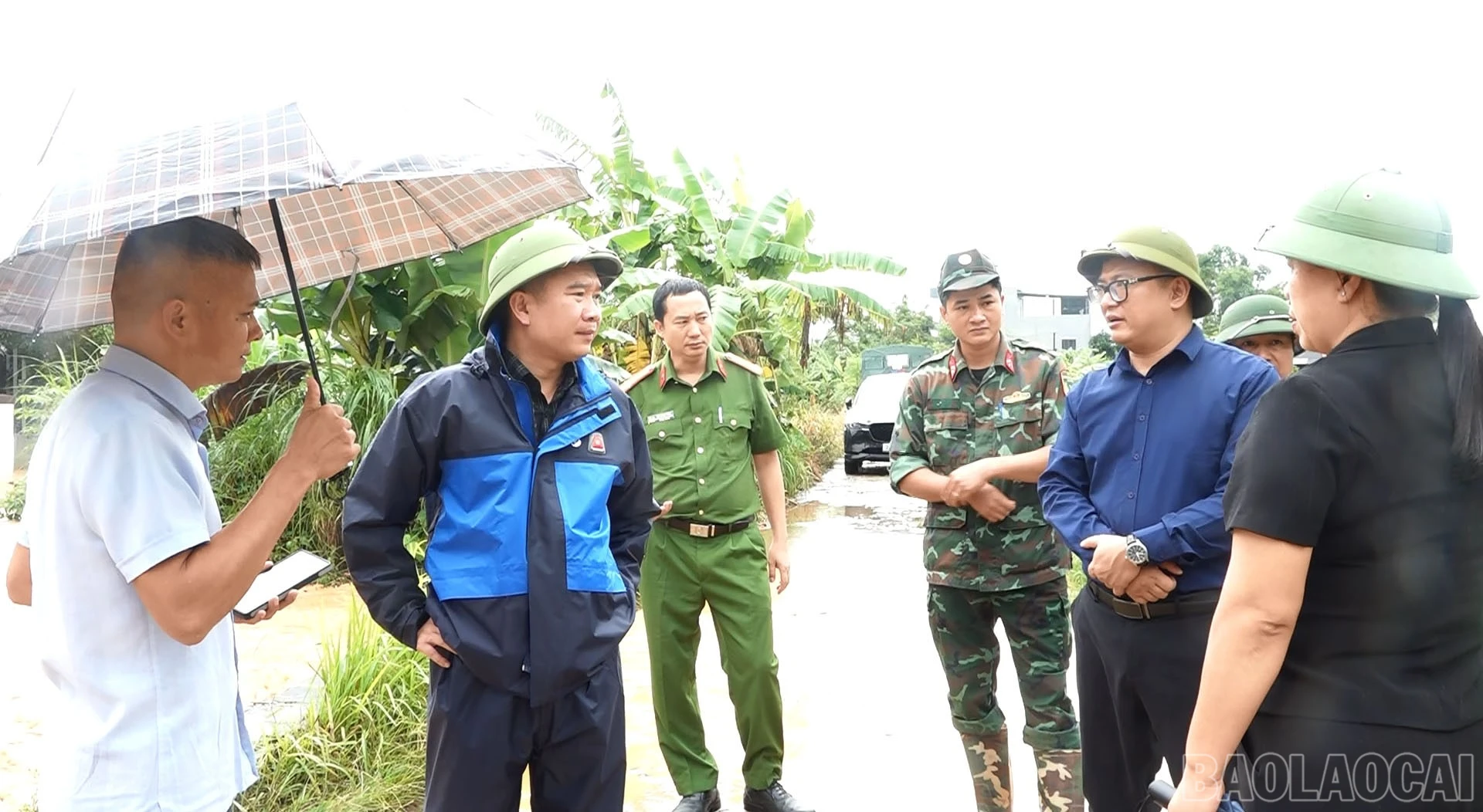 Lãnh đạo phường kiểm tra trực tiếp các điểm bị úng ngập.