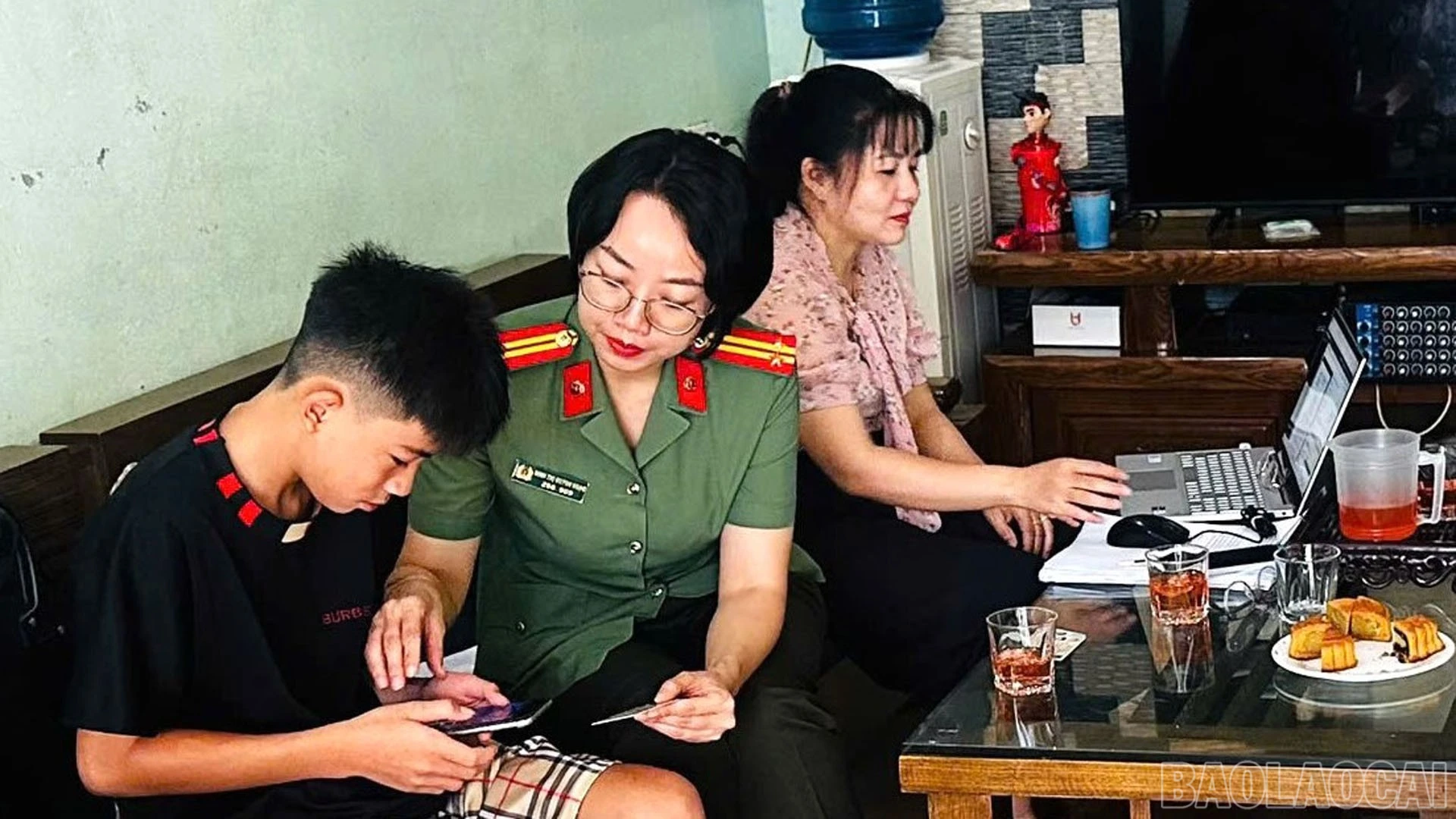 Giúp đỡ tại gia đình cho người chưa đủ 14 tuổi kích hoạt tài khoản định danh điện tử mức độ 2.