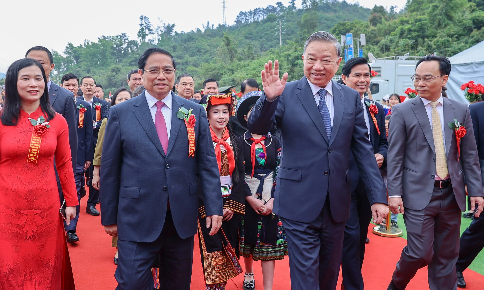 Tổng Bí thư Tô Lâm, Thủ tướng Phạm Minh Chính dự lễ khởi công đồng loạt các trường nội trú liên cấp vùng biên.