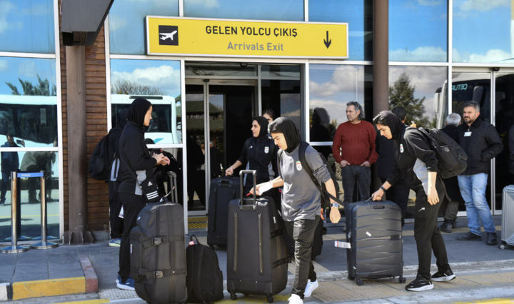 Các thành viên đội tuyển bóng đá nữ quốc gia Iran bên ngoài sân bay.