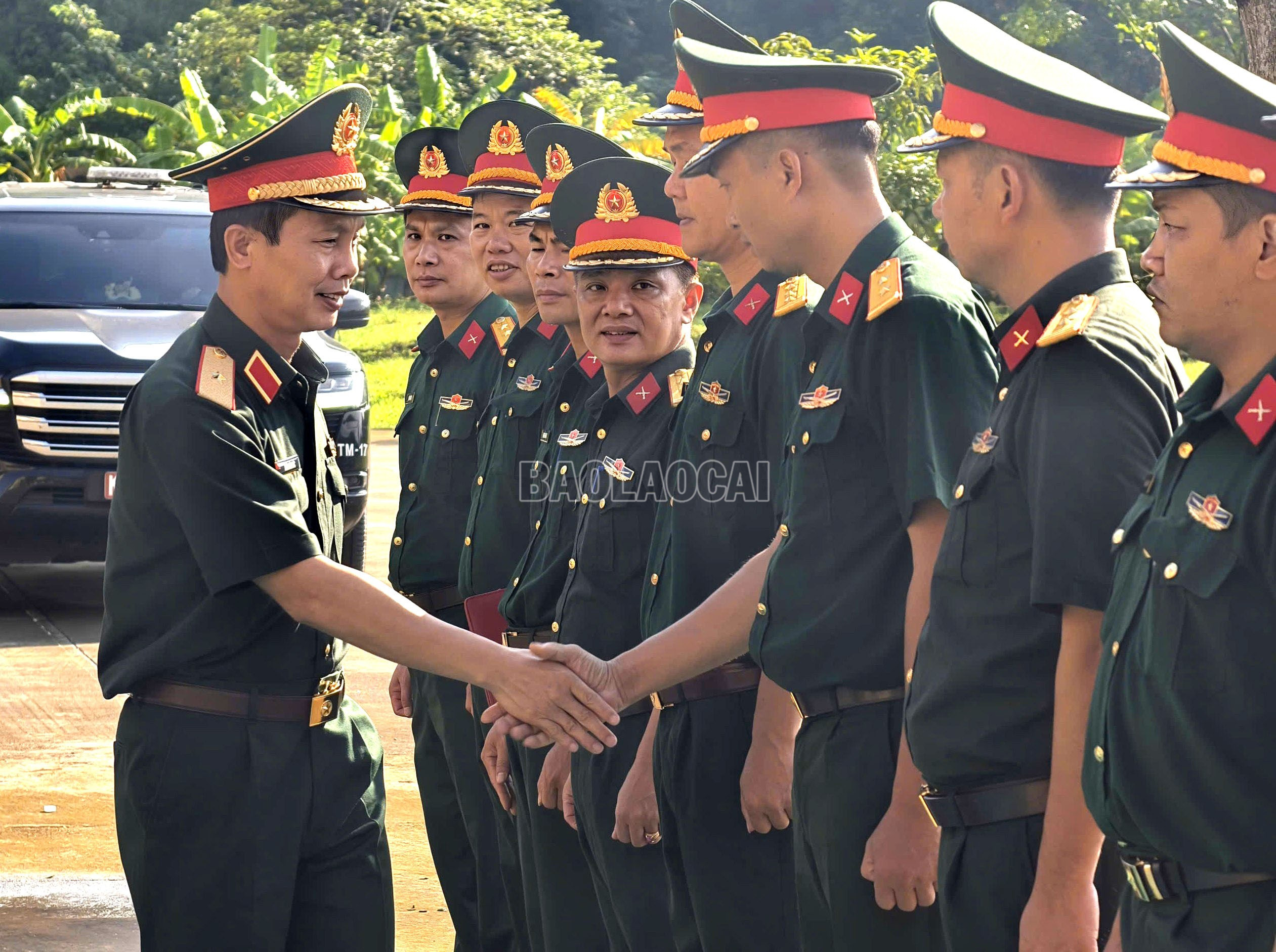 Thiếu tướng Trần Văn Bắc, Tư lệnh Quân khu 2 thăm, làm việc với Ban Chỉ huy Phòng thủ khu vực 3 - Bảo Yên. baolaocai-c_1-8-tu-lenh1.jpg