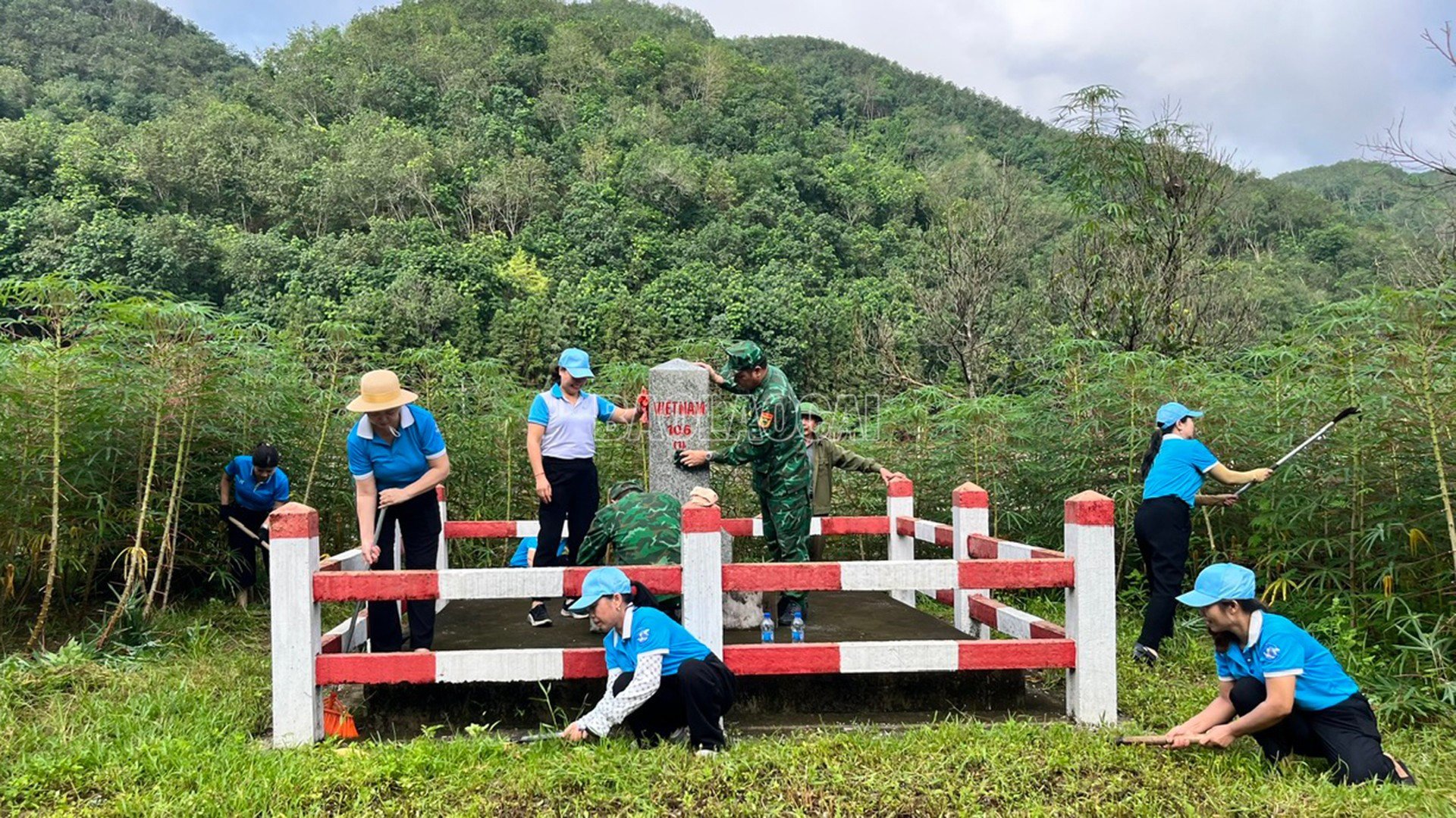 សហភាពនារីសង្កាត់ Lao Cai បានសម្របសម្រួលជាមួយឆ្មាំព្រំដែនដើម្បីបោសសម្អាតតំបន់ជុំវិញ និងសម្អាតបង្គោលលេខ ១០៦។ baolaocai-c_1-8-cot-moc4.jpg
