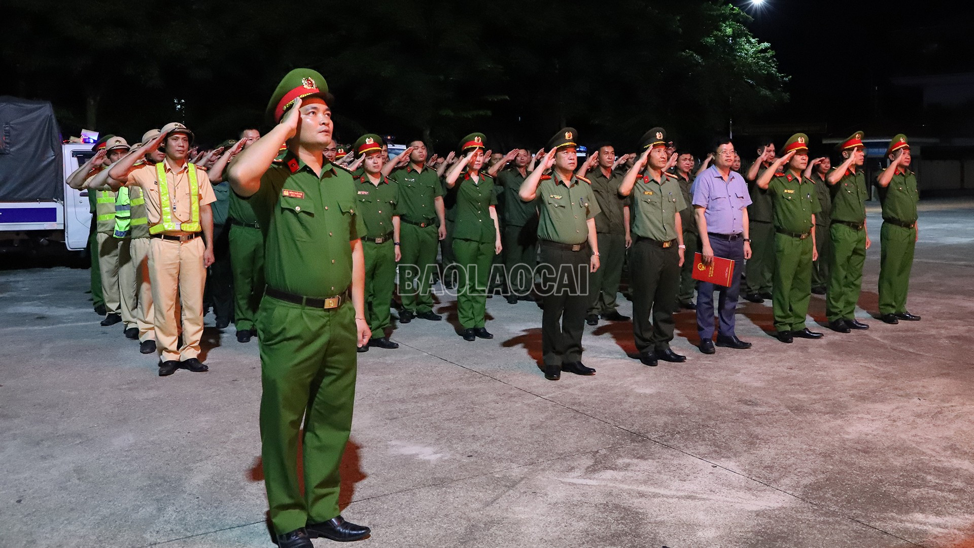 Các đại biểu thực hiện nghi lễ chào cờ. baolaocai-c_1-8-phatdong1.jpg