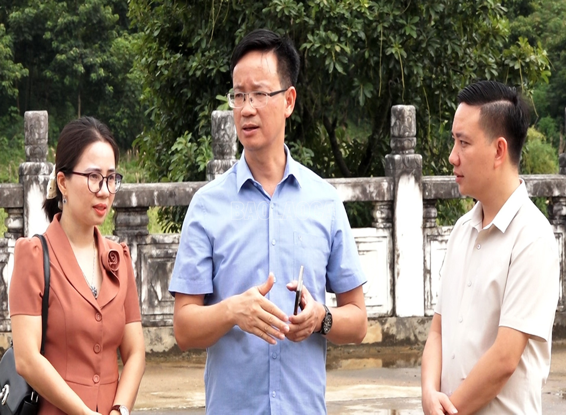 Đồng chí Dương Tuấn Nghĩa - Phó giám đốc Sở Văn hoá, Thể thao và Du lịch trao đổi với lãnh đạo xã Tân Lĩnh. baolaocai-c_1-8-daicai2.jpg