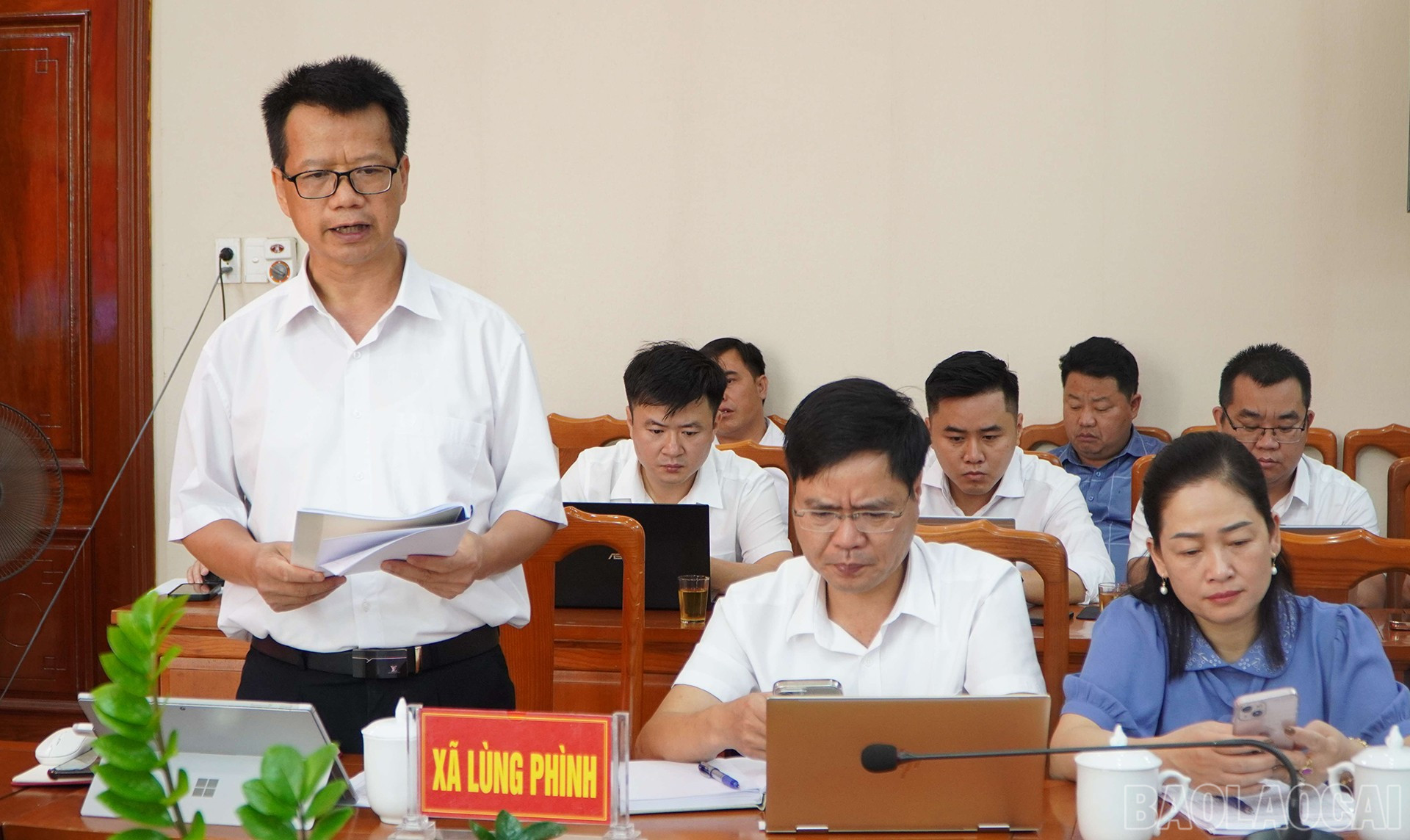 Đồng chí Trần Hoàng Tuân, Bí thư Đảng ủy xã Lùng Phình trình bày báo cáo kết quả công tác chuẩn bị đại hội, chương trình đại hội và dự thảo báo cáo chính trị với đoàn công tác baolaocai-br_1-8-bac-ha5.jpg