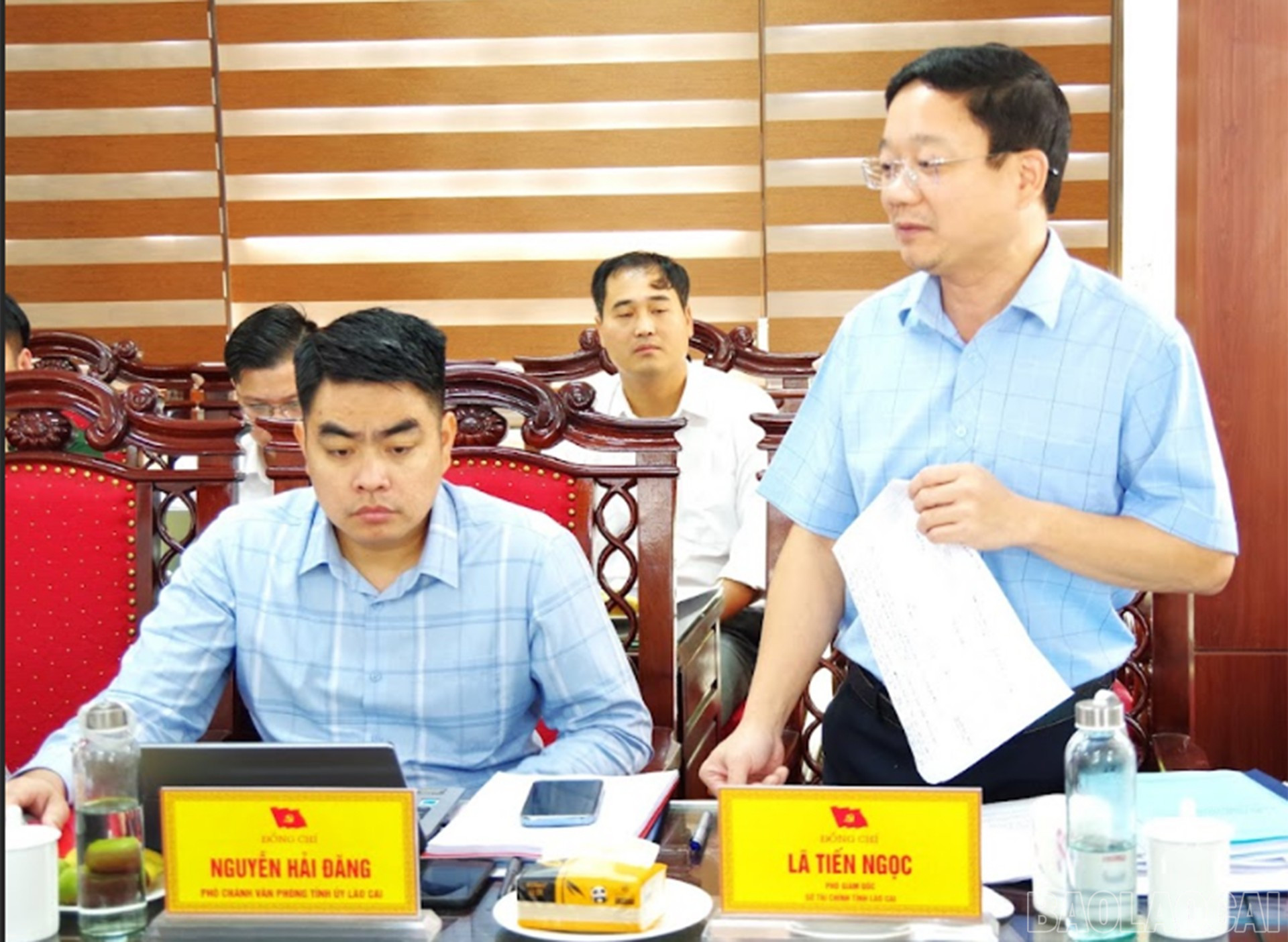 Thành viên Tổ công tác của tỉnh tham gia góp ý dự thảo văn kiện Đảng bộ các xã. baolaocai-br_1-8-duyet7.jpg