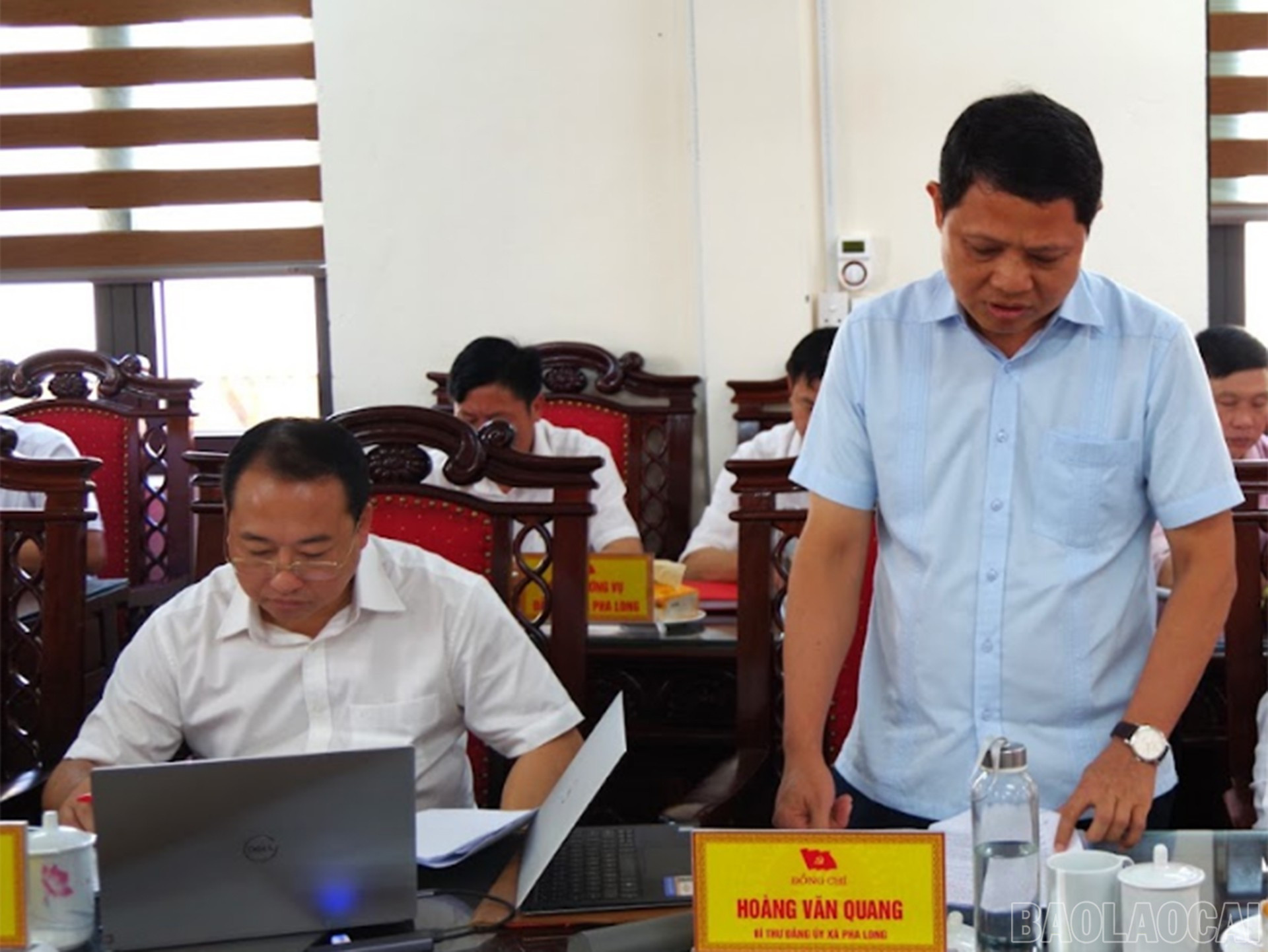 Thường trực Đảng uỷ xã Pha Long báo cáo công tác chuẩn bị dự thảo văn kiện trình Đại hội. baolaocai-br_1-8-duyet3.jpg