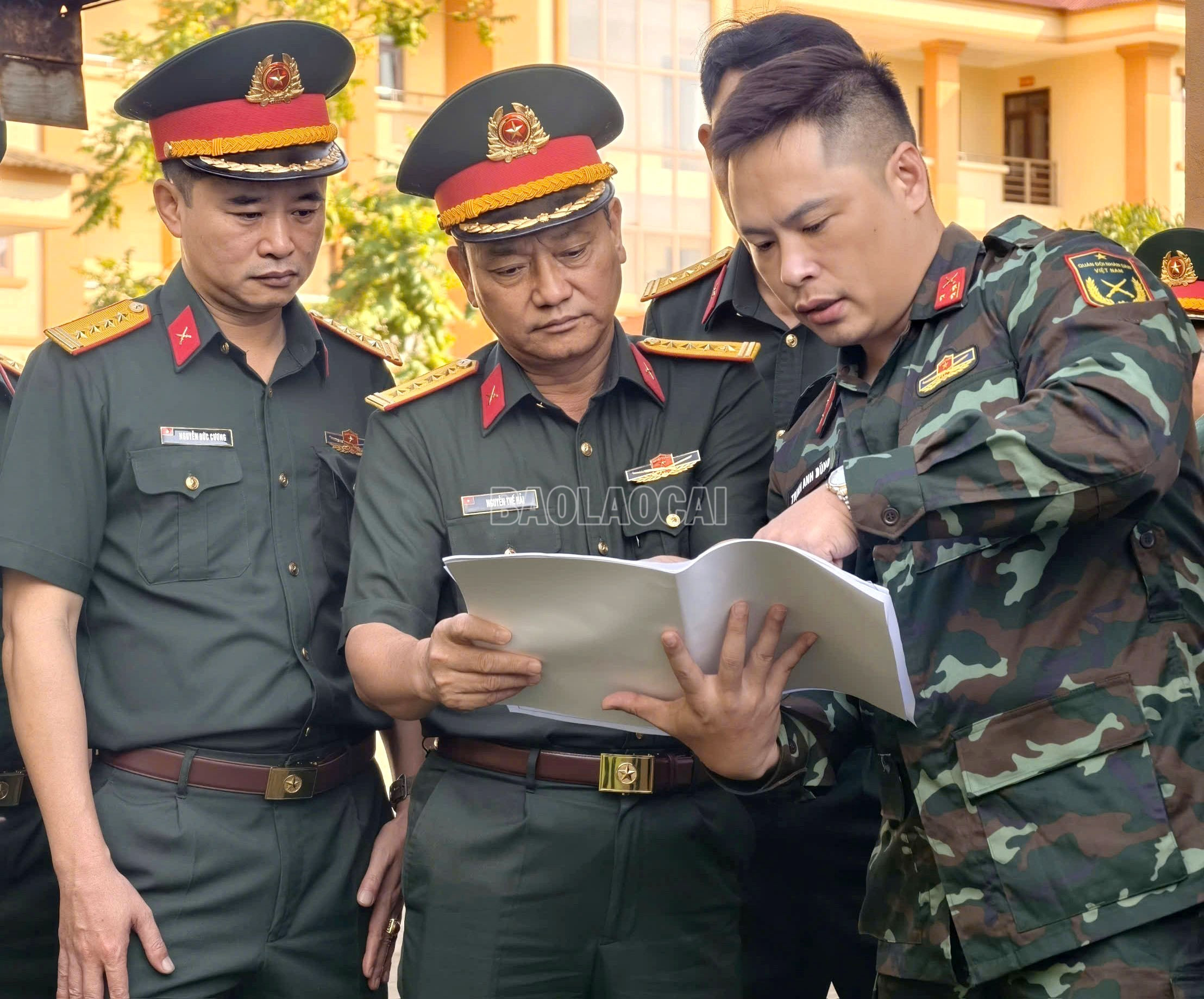 Đồng chí Thiếu tướng Trần Văn Bắc, Tư lệnh Quân khu 2 và các thành viên đoàn công tác nghe báo cáo và kiểm tra thực tế tại đơn vị. baolaocai-c_1-8-tulenh3.jpg