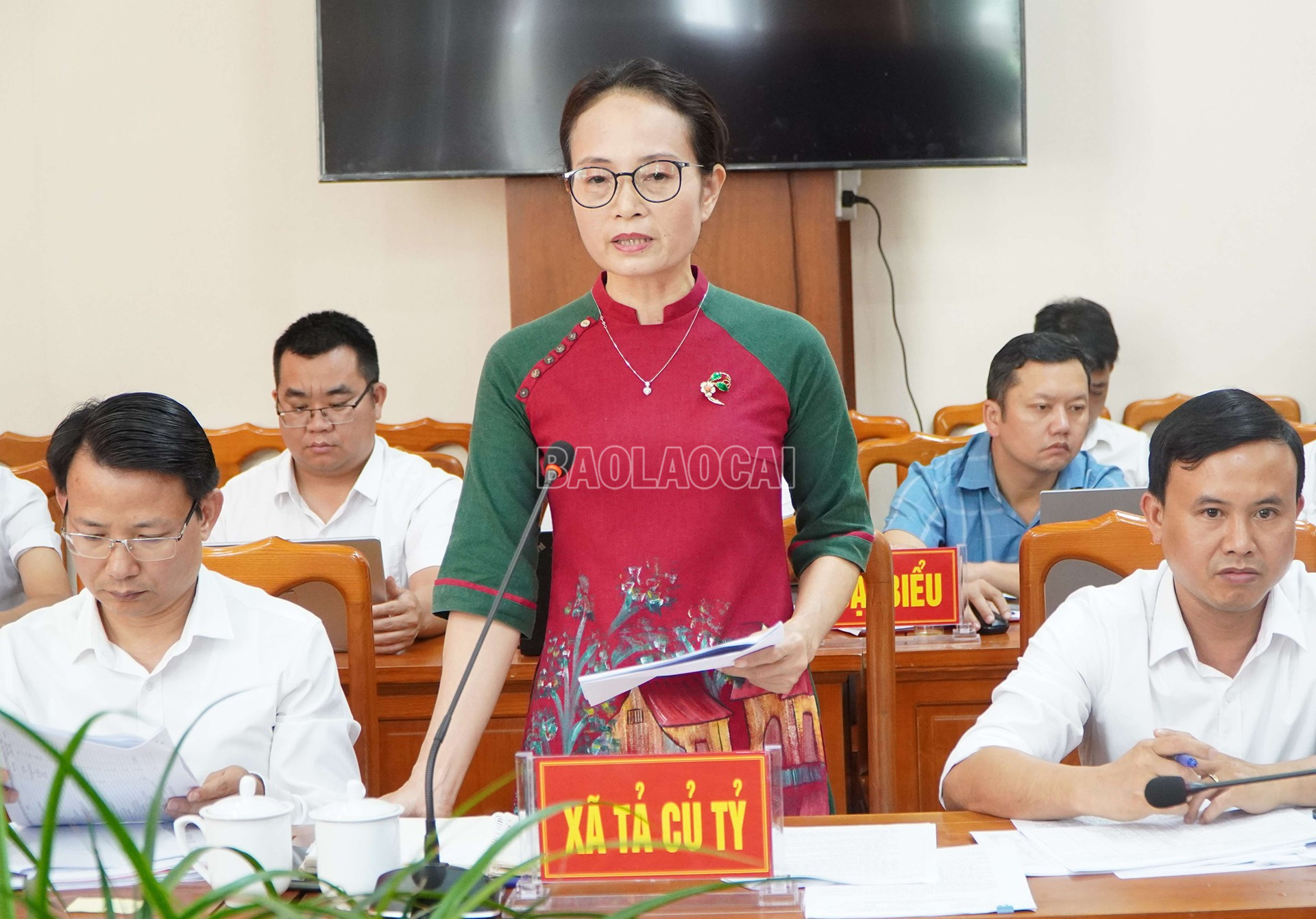 Đồng chí Nguyễn Thị Nga, Bí thư Đảng uỷ xã Tả Củ Tỷ trình bày báo cáo kết quả công tác chuẩn bị đại hội, chương trình đại hội và dự thảo báo cáo chính trị với đoàn công tác. baolaocai-c_1-8-bac-ha7.jpg