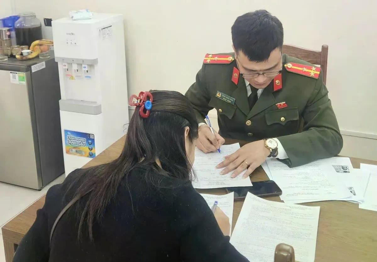 Cơ quan công an làm việc với trường hợp vi phạm.